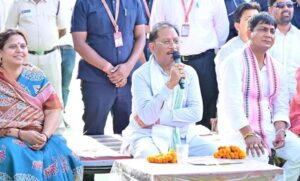 ’प्रधानमंत्री आवास योजना से मिला सुरक्षित आशियाना, कच्चे घर से पक्के मकान तक पहुंची जिंदगी’, ’सुशासन तिहार के समाधान शिविर में मुख्यमंत्री साय ने हितग्राही से किया संवाद’