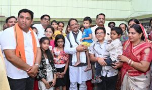 ग्राम कुसमूरा में दिखी मुख्यमंत्री विष्णुदेव की सादगी और आत्मीयता, पुराने सहयोगी के घर पहुंचे, परिवारजनों से की आत्मीय मुलाकात, घर में किया भोजन