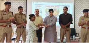 धमतरी पुलिस ने लौटाई नागरिकों की मुस्कान: “गुम मोबाइल वापसी अभियान” के तहत एक ही दिन में सौंपे गए 151 फोन।