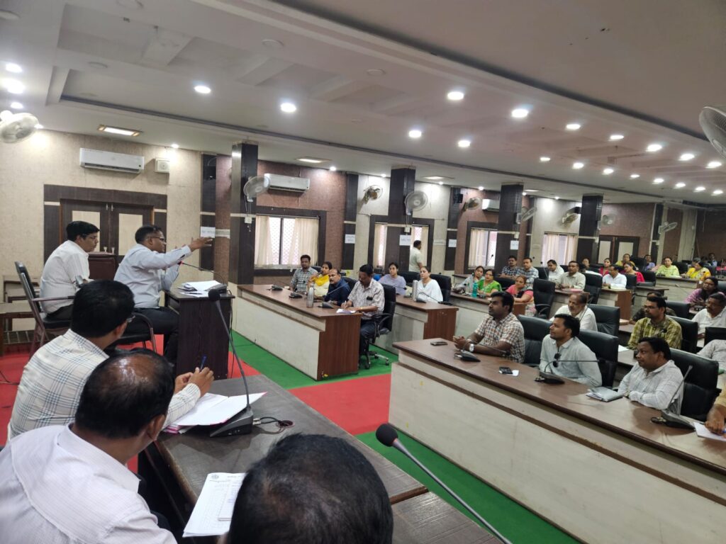 Raigarh: डोर-टू-डोर जनगणना शुरू, हर घर की होगी गिनती, आयुक्त ने कर्मचारी एवं सुपरवाइजर्स की बैठक लेकर दिए आवश्यक दिशा निर्देश