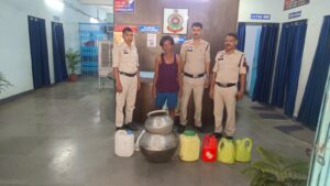 Raigarh: “ऑपरेशन आघात” में अवैध शराब कारोबार पर रायगढ़ पुलिस का बड़ा प्रहार, कोतरारोड़ पुलिस ने 50 लीटर महुआ शराब के साथ आरोपी गिरफ्तार