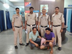 Raigarh News: महिला से छेड़छाड़ और विरोध करने पर पति से मारपीट करने वाले दो आरोपी गिरफ्तार, कोतरारोड़ पुलिस की त्वरित कार्रवाई, वारदात में प्रयुक्त कार जब्त