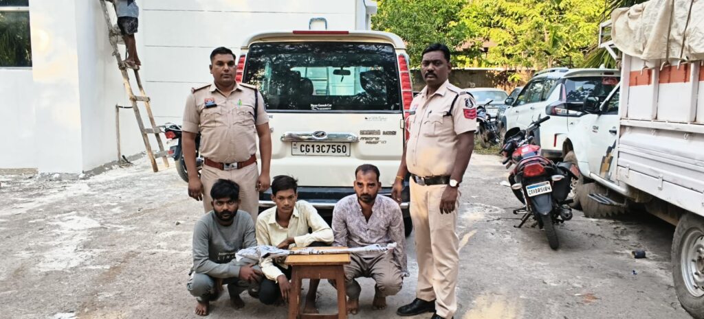Raigarh News: पंडरीपानी रेलवे पुल के पास तलवार लहराकर लोगों में दहशत फैलाने वाले तीन आरोपी गिरफ्तार, आरोपियों से धारदार तलवार और स्कॉर्पियो वाहन जब्त