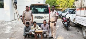Raigarh News: पंडरीपानी रेलवे पुल के पास तलवार लहराकर लोगों में दहशत फैलाने वाले तीन आरोपी गिरफ्तार, आरोपियों से धारदार तलवार और स्कॉर्पियो वाहन जब्त