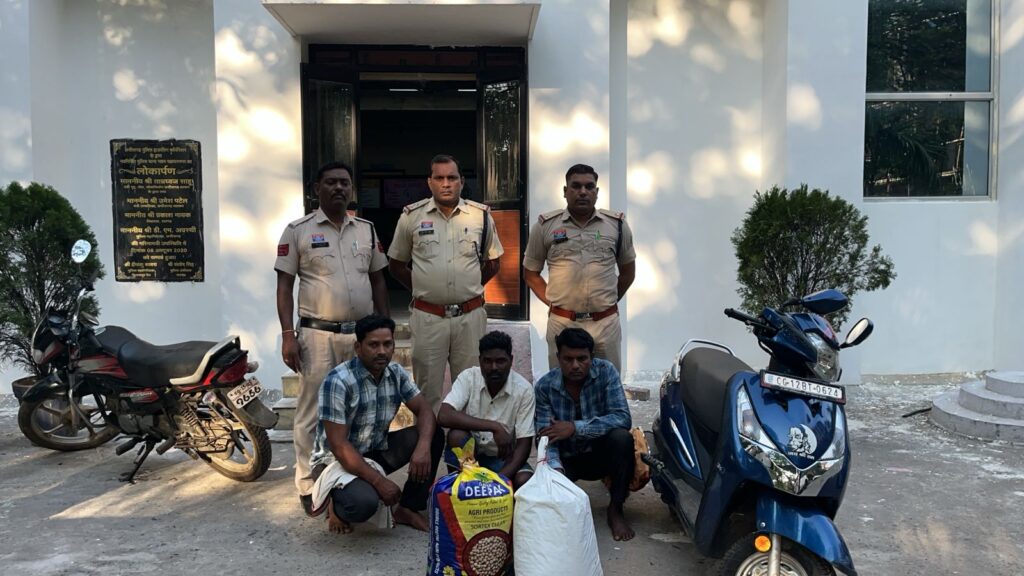 Raigarh News: “ऑपरेशन आघात” के तहत लगातार दूसरे दिन गांजा तस्करों पर रायगढ़ पुलिस की बड़ी कार्रवाई, 1 लाख  81 हजार का गांजा जब्त, तीन आरोपी गिरफ्तार