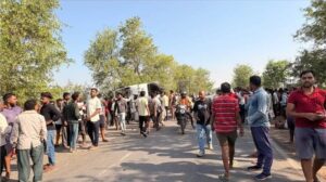 CG News: कोरबा से सरायपाली जा रही यात्री बस सड़क किनारे पलटी, 14 लोग घायल, तीन की हालत गंभीर