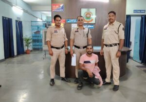 Raigarh News: घर में घुसकर महिला से छेड़छाड़ और मारपीट करने वाला आरोपी गिरफ्तार, परिचय का फायदा उठाकर घर पहुंचा आरोपी, विरोध करने पर महिला से मारपीट और धमकी