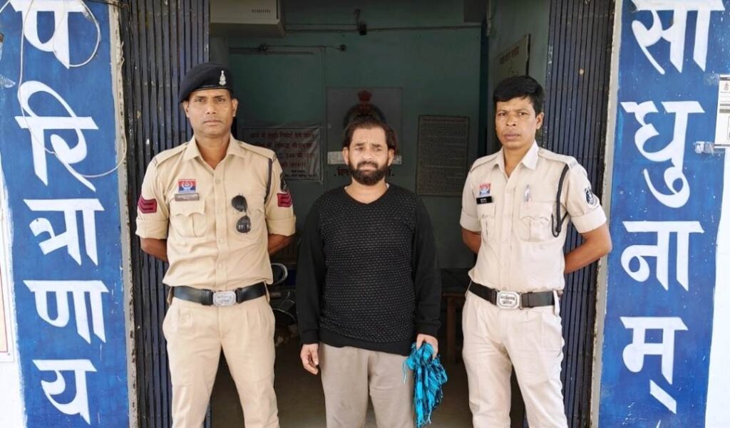 Raigarh News: रायगढ़ पुलिस की निगरानी बदमाशों पर सख्त नजर, घरघोड़ा पुलिस ने निगरानी बदमाश मोहसीम खान उर्फ भुरू पठान को लूटपाट के मामले में दबोचा