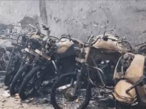 रायगढ़ में अग्निकांड; आग की चपेट में आने से 43 बाइक जलकर राख, कबाड़ और प्लास्टिक गोदाम में लगी आग, लपटें शोरूम तक पहुंची