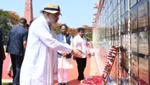  केंद्रीय गृहमंत्री अमित शाह ने अमर वाटिका में शहीदों को दी श्रद्धांजलि, परिजनों से की आत्मीय मुलाकात