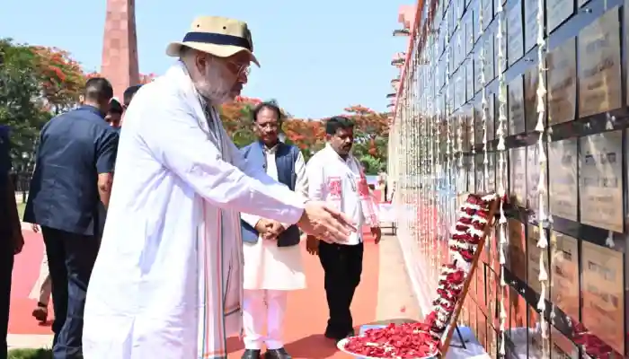  केंद्रीय गृहमंत्री अमित शाह ने अमर वाटिका में शहीदों को दी श्रद्धांजलि, परिजनों से की आत्मीय मुलाकात
