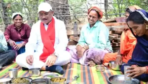 निर्माणाधीन पंचायत भवन के निरीक्षण के दौरान मुख्यमंत्री को श्रमिकों ने दिया भोजन का न्यौता : साथ बैठकर खाया बोरे बासी और आमा चटनी