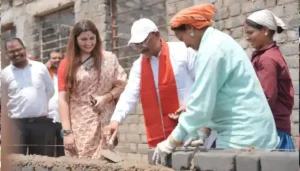 निर्माण स्थल पर मुख्यमंत्री का श्रमदान : श्रमिक बहनों के साथ की ईंट जोड़ाई