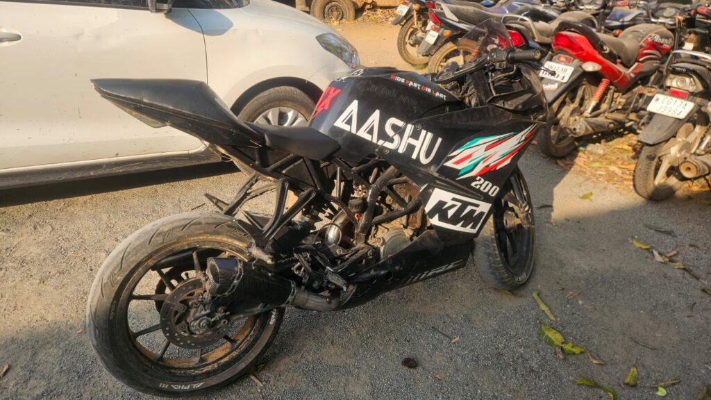 Raigarh News: मॉडिफाई साइलेंसर और तेज रफ्तार से लोगों को परेशान करना पड़ा भारी, पुलिस ने KTM बाइक चालक को पकड़ा, बाइक जप्त कर की गई वैधानिक कार्रवाई