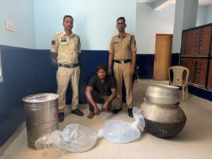 Raigarh News: नशे के कारोबारी पर रायगढ़ पुलिस का सख्त एक्शन, 50 लीटर महुआ शराब के साथ आरोपी गिरफ्तार
