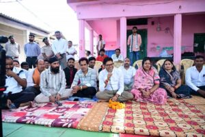 वित्त मंत्री ओ.पी. चौधरी ने ग्राम डुमरमुड़ा में ग्रामीणों से किया आत्मीय संवाद,  ’जमीन पर बैठकर सुनीं ग्रामीणों की समस्याएं एवं सुझाव, कहा सुशासन से सरकार गांवों के विकास के लिए है प्रतिबद्ध’