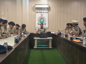 Raigarh Nesw: एसएसपी रायगढ़ ने पुलिस कंट्रोल रूम में राजपत्रित अधिकारियों, थाना-चौकी और शाखा प्रभारियों की समीक्षा बैठक
