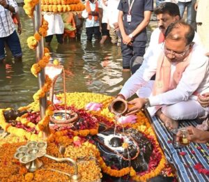जलेश्वर महादेव धाम में मुख्यमंत्री विष्णुदेव साय ने किया जलाभिषेक: प्रदेश की सुख-समृद्धि की कामना की