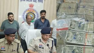 Raigarh News: ऑनलाइन क्रिकेट सट्टा के सबसे बड़े सिंडिकेट का पर्दाफाश, ब्लैक मनी को हवाला के नोट से व्हाइट करने वाले संगठित गिरोह पर रायगढ़ पुलिस की बड़ी कार्रवाई, पिता-पुत्र सहित तीन गिरफ्तार