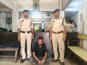 Raigarh News: रायगढ़ पुलिस की लगातार सख्त कार्रवाई से बढ़ा खौफ, फरार ऑनलाइन सट्टा का मुख्य आरोपी पिंटू हलवाई ने किया सरेंडर
