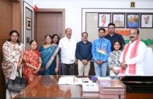 डिप्टी सीएम अरुण साव से छत्तीसगढ़ के अंतरराष्ट्रीय शूटर दिव्यांशु ने की मुलाकात, मिस्र में हुए जूनियर वर्ल्ड कप में वर्ल्ड रिकॉर्ड स्कोर के साथ जीत चुके हैं मिक्स्ड डबल में स्वर्ण पदक