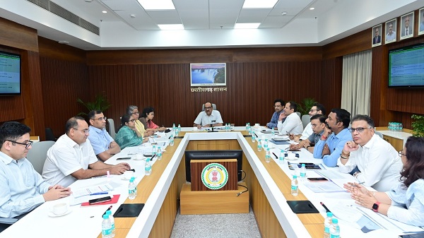 मुख्य सचिव ने की महत्वपूर्ण योजनाओं के क्रियान्वयन की समीक्षा, डेटा आधारित निगरानी पर जोर, अंतिम छोर के व्यक्ति तक योजनाओं का लाभ पारदर्शी तरीके से पहुँचाने के निर्देश