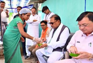 लखपति दीदी मंजू की संघर्षगाथा बनी आत्मनिर्भरता की प्रेरक मिसाल, मुख्यमंत्री विष्णुदेव साय ने लेमरू में मंजू बहन के स्टॉल पर चखा गुपचुप, आत्मीय संवाद में जानी सफलता की कहानी