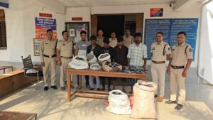 सरगुजा पुलिस की बड़ी कार्रवाई, ओमनी कार से 760 नग मोबाइल और 95 किलो पायल जब्त, पश्चिम बंगाल के 5 आरोपी गिरफ्तार, हाट-बाजारों से उड़ाए गए मोबाइलों को दूसरे राज्यों में खपाने की थी तैयारी