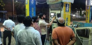 Raigarh News: आकस्मिक निरीक्षण से मचा हड़कंप; खरसिया में प्रशासनिक टीम की औचक दबिश, सुरक्षा मानकों में मिलीं भारी अनियमितताएं, पेट्रोल पंप सील 