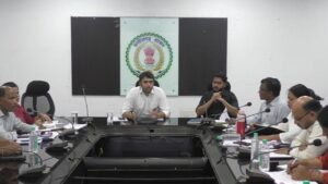 Raigarh News: स्वास्थ्य एवं महिला एवं बाल विकास विभाग की संयुक्त समीक्षा बैठक आयोजित, कलेक्टर मयंक चतुर्वेदी ने कहा- आयुष्मान कार्ड से सभी पात्र हितग्राहियों को मिले बेहतर उपचार सुविधा