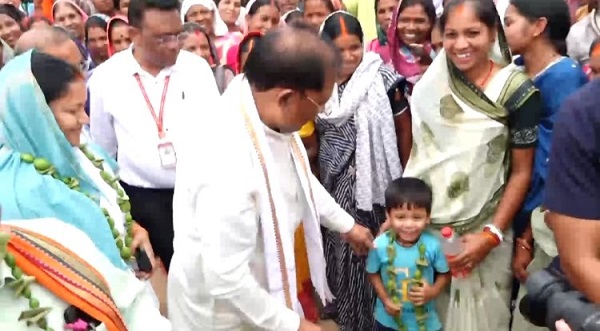 ’तेंदूपत्ता संग्राहकों के बीच पहुंचे मुख्यमंत्री, महुआ पेड़ के नीचे लगाई चौपाल’, ’मुख्यमंत्री विष्णु देव साय ने तेंदूपत्ता संग्राहकों से किया आत्मीय संवाद, सुनी समस्याएं’