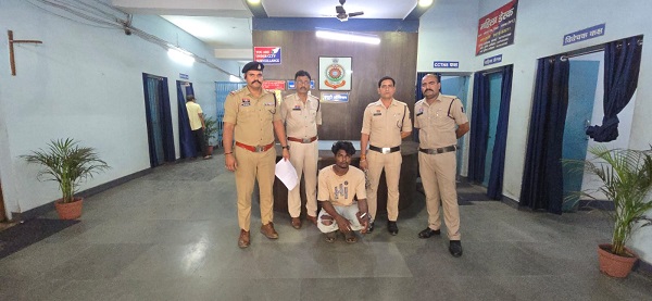 Raigarh Newws: रायगढ़ पुलिस ने सीतापुर ब्लाइंड मर्डर को सुलझाया, दोस्त ने ही मामूली विवाद में की थी युवक की बेरहमी से हत्या, आरोपी गिरफ्तार