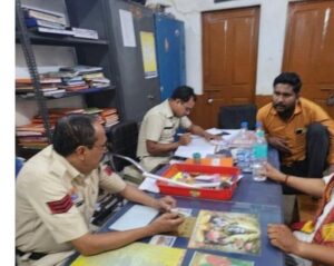 CG: कोनी थाने में कबाड़ कारोबारी की खातिरदारी पर बवाल, वायरल तस्वीर से पुलिस की कार्यप्रणाली पर उठे सवाल