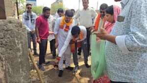 Raigarh: महापौर जीवर्धन चौहान ने 5.83 लाख की नाली निर्माण एवं 18 लाख के मंगल भवन मरम्मत कार्य का किया भूमिपूजन