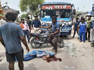CG News एडिशनल एसपी के चाचा की सड़क हादसे में मौत, बस ने बाइक को मारी जोरदार टक्कर, मौके पर ही तोड़ा दम, बाइक के उड़े परखच्चे