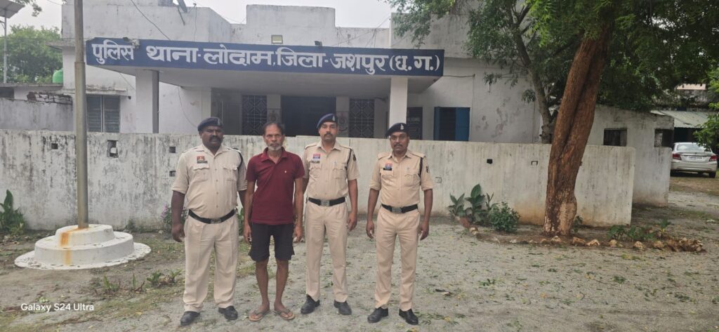 Jashpur News: ऑपरेशन आघात: नशे के खिलाफ जशपुर पुलिस की बड़ी कार्रवाई, घर की बाड़ी में उगाया था अवैध रूप से ,भारी मात्रा में गांजा का पौधा, पुलिस ने सर्च अभियान चला, 40 नग गांजे के पौधे को किया जप्त, आरोपी गिरफ्तार