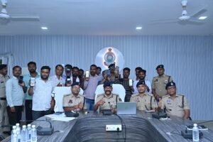 जशपुर पुलिस की अभिनव पहल: सामुदायिक पुलिसिंग के तहत पुलिस कप्तान जशपुर डीआईजी एवं वरिष्ठ पुलिस अधीक्षक जशपुर डॉ लाल उमेद सिंह ने किया जिले में पुलिस मितान का शुभारंभ, 2500 स्वयं सेवक जुड़े जशपुर पुलिस के साथ