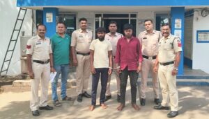 Raigarh News: खरसिया में ‘अंधे कत्ल’ का सनसनीखेज खुलासा: शराब पार्टी में मामूली विवाद पर किशोर की बेरहमी से हत्या, 3 आरोपी गिरफ्तार, चखने के लिए आम तोड़ने पर हुआ था विवाद