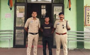 Raigarh News: रायगढ़ के इस स्कूल में चोरी, चोरी का सामान बेचने घूमते समय पुलिस ने पकड़ा, फरार साथी की तलाश जारी