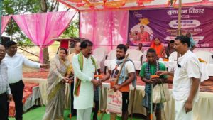 Raigarh News: सुशासन तिहार; खम्हार शिविर बना जनविश्वास का केंद्र, 16 गांवों के ग्रामीण हुए लाभान्वित, शिविर में मिला योजनाओं का सीधा लाभ, हितग्राहियों के चेहरों पर दिखी मुस्कान