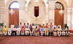 पूर्व मंत्री गणेश राम भगत ने महामहिम राष्ट्रपति द्रौपदी मुर्मू से मुलाकात कर धर्मांतरण की समस्या पर ज्ञापन सौंपा