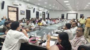 Raigarh News: कलेक्टर के निर्देश पर डीईओ ने ली प्राचार्यों की समीक्षा बैठक, स्कूल खुलने से पहले सभी तैयारियां करें सुनिश्चित, शिक्षा गुणवत्ता और परीक्षा परिणाम सुधारने पर विशेष जोर