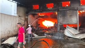 बलौदा बाजार में किराना गोदाम में लगी भीषण आग, ऊंची लपटों से मची अफरा-तफरी; दूर तक दिखा धुएं का गुबार 