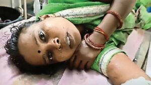 CG News: मोबाइल विवाद में बेटे ने माता-पिता को हंसिए से काटा, पड़ोसियों ने रस्सी से बांधकर पकड़ा