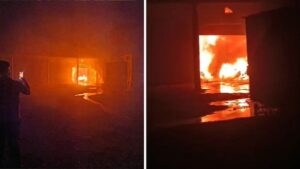 ट्रांसपोर्ट गोदाम में लगी भीषण आग, लाखों का सामान जलकर खाकBaloda Bazaar Fire: सूचना मिलते फायर बिग्रेड की दो गाड़ियां  