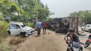 CG News: कार और मेटाडोर में भीषण टक्कर, एक युवक की मौत, तीन घायल, मामले की जांच में जुटी पुलिस 