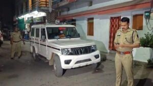CG:  नशेड़ी बाप बेटे ने तीन पड़ोसियों को मारा चाकू, दोनों गिरफ्तार