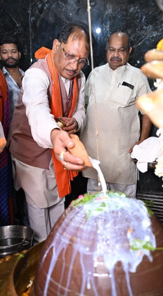   ’मुख्यमंत्री ने हाटकेश्वर महादेव मंदिर में पूजा-अर्चना कर प्रदेशवासियों के सुख समृद्धि की कामना की’