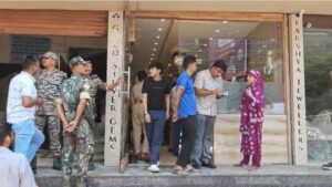  रायपुर में ज्वेलरी दुकान में करोड़ों की चोरी, चोरों ने सोने चांदी के गहनों पर किया हाथ साफसुबह जब दुकानदार अपनी शॉप  
