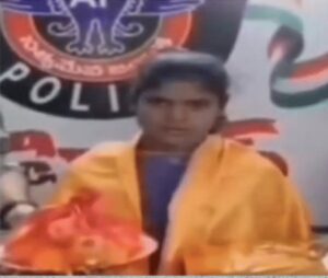 CG News: पांच लाख की ईनामी लक्ष्मी ने किया सरेंडर, पुलिस के सामने डाले हथियार, मुख्यधारा में हुई शामिल 